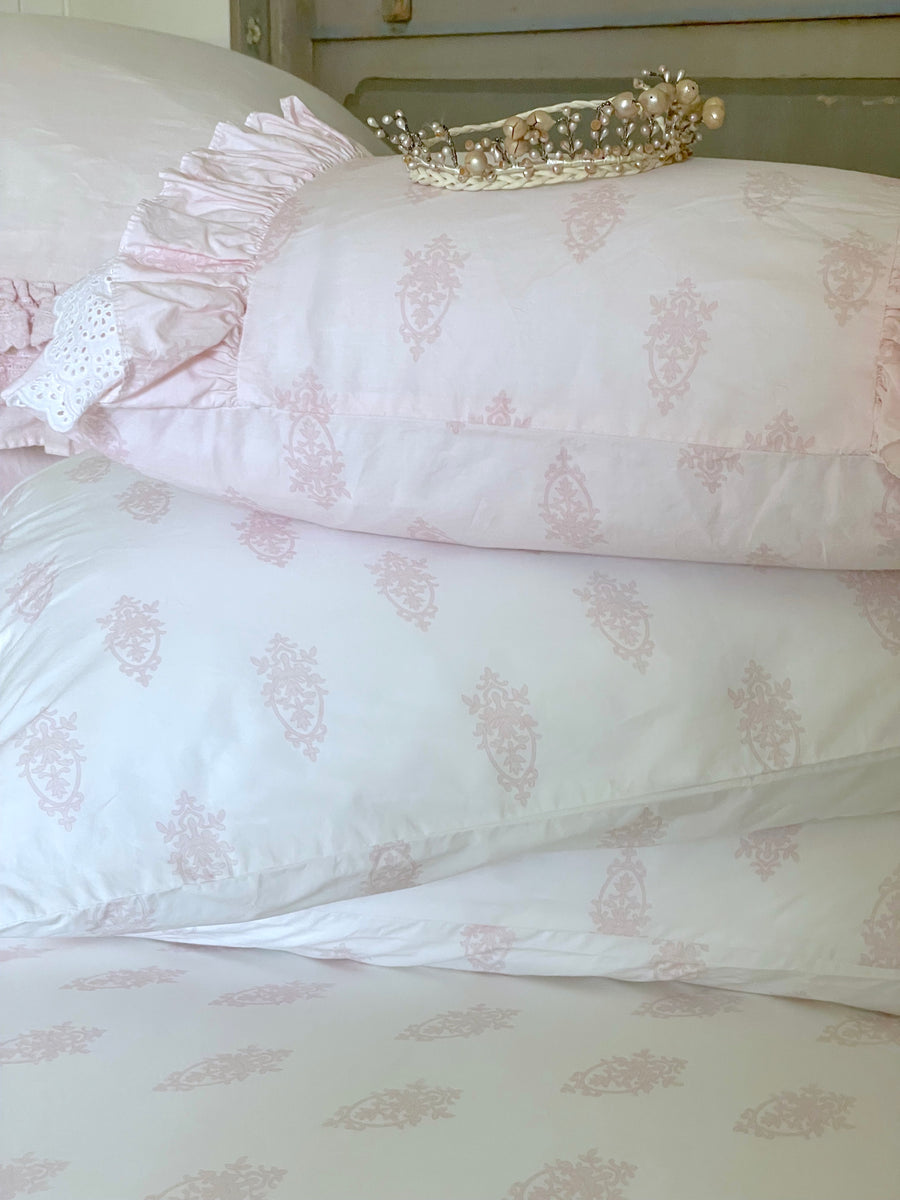 Chandelier Crest Pink Sheets & Shams